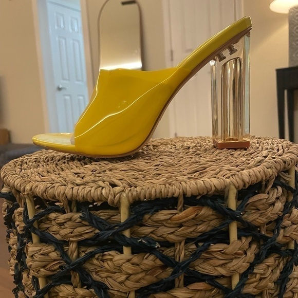 CAPE ROBBIN Yellow Lucite Heels Size 8.5 New Without Tags - Picture 3 of 4